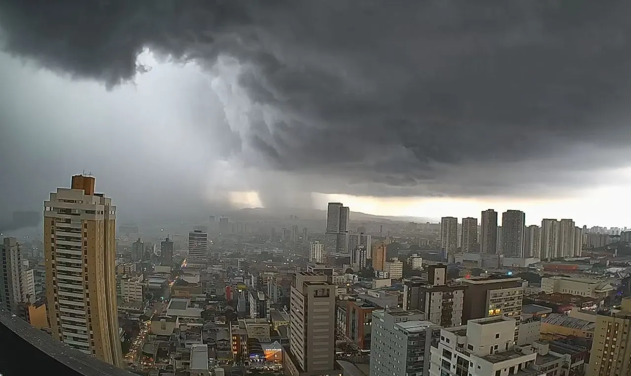 a imagem mostra o avan&ccedil;o de chuva intensa em uma cidade metropolitana de S&atilde;o Paulo